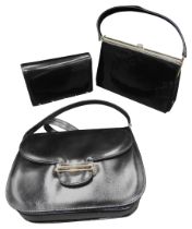 A BLACK PATENT POURCHET HANDBAG WITH METAL TWIST CLASP AND TWO OTHER VINTAGE BLACK PATENT HANDBAGS