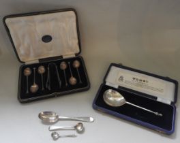 A BOXED SET OF SILVER TEASPOONS WITH SUGAR TONGS AND REPRODUCTION MAIDENHEAD SPOON, the boxed tea