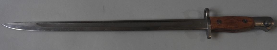 A BRITISH SECOND WORLD WAR SMLE 1907 BAYONET, 43 cm steel blade with rubbed numbers and marks to the