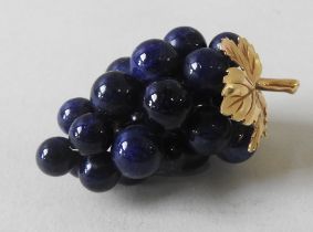 A SMALL BUNCH OF LAPIS LAZULI GRAPES WITH A GOLD VINE LEAF MOUNT stamped 750. 5 cms long