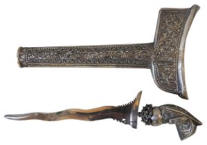 A MALAYSIAN SILVER KRIS DAGGER AND SCABBARD, EARLY 20TH CENTURY, the serpentine blade surmounted