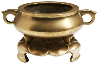 A GOOD CHINESE BRONZE TRIPOD CENSER AND STAND 17TH / 18TH CENTURY the censer with a mark to the base