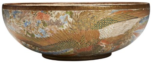 A LARGE JAPANESE SATSUMA BOWL BY KINKOZAN MEIJI PERIOD (1868-1912) exterior finely painted with a