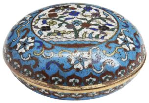 A SMALL CLOISONNE BOX QING DYNASTY, (1644-1911) the cover decorated with a large medallion enclosing