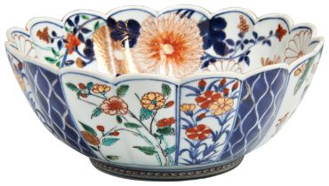 A JAPANESE ARITA IMARI BOWL EDO PERIOD, 19TH CENTURY the lobed segmented sides decorated with flower