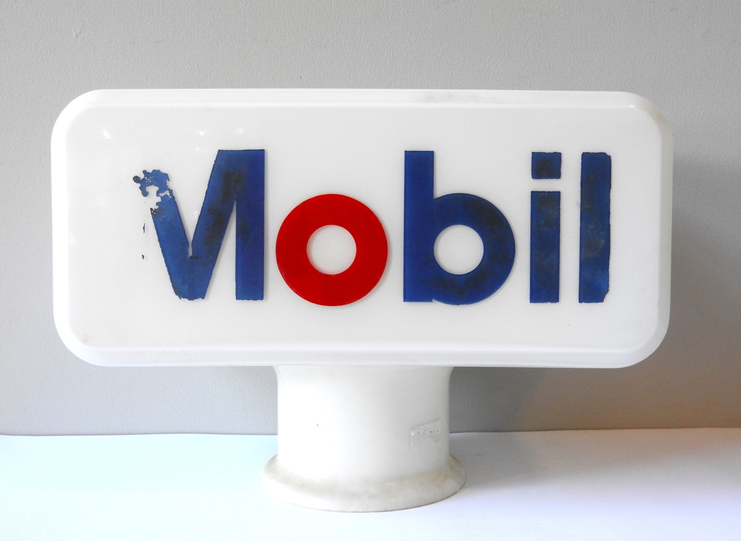MOBIL PETROL PUMP GLOBE Original lozenge-shaped glass petrol pump globe with Mobil logo. Glass in - Image 2 of 6