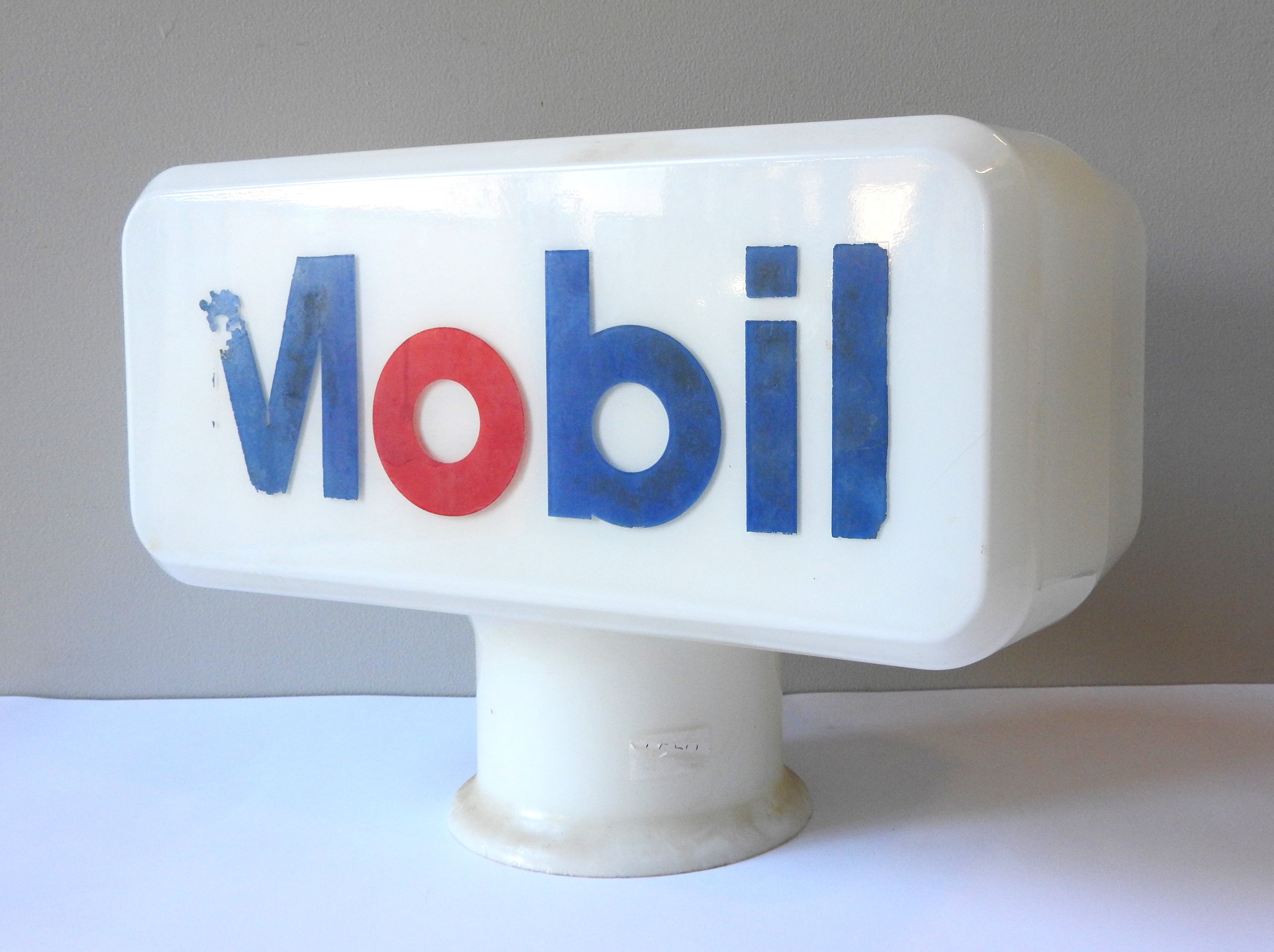 MOBIL PETROL PUMP GLOBE Original lozenge-shaped glass petrol pump globe with Mobil logo. Glass in - Image 4 of 6