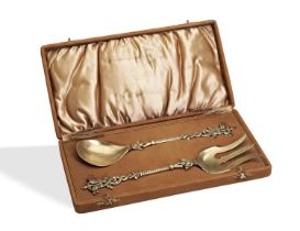 A PAIR OF CASED NORWEGIAN 'DRAGESTIL' SERVING PIECES, DAVID ANDERSEN, OSLO C.1890. A spoon and