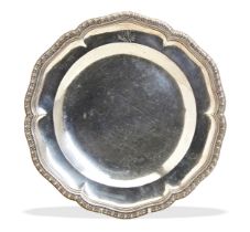 A LARGE SILVER UNDERPLATE, PROBABLY FRENCH, CIRCA 1770. A large plate or dish with an egg and dart