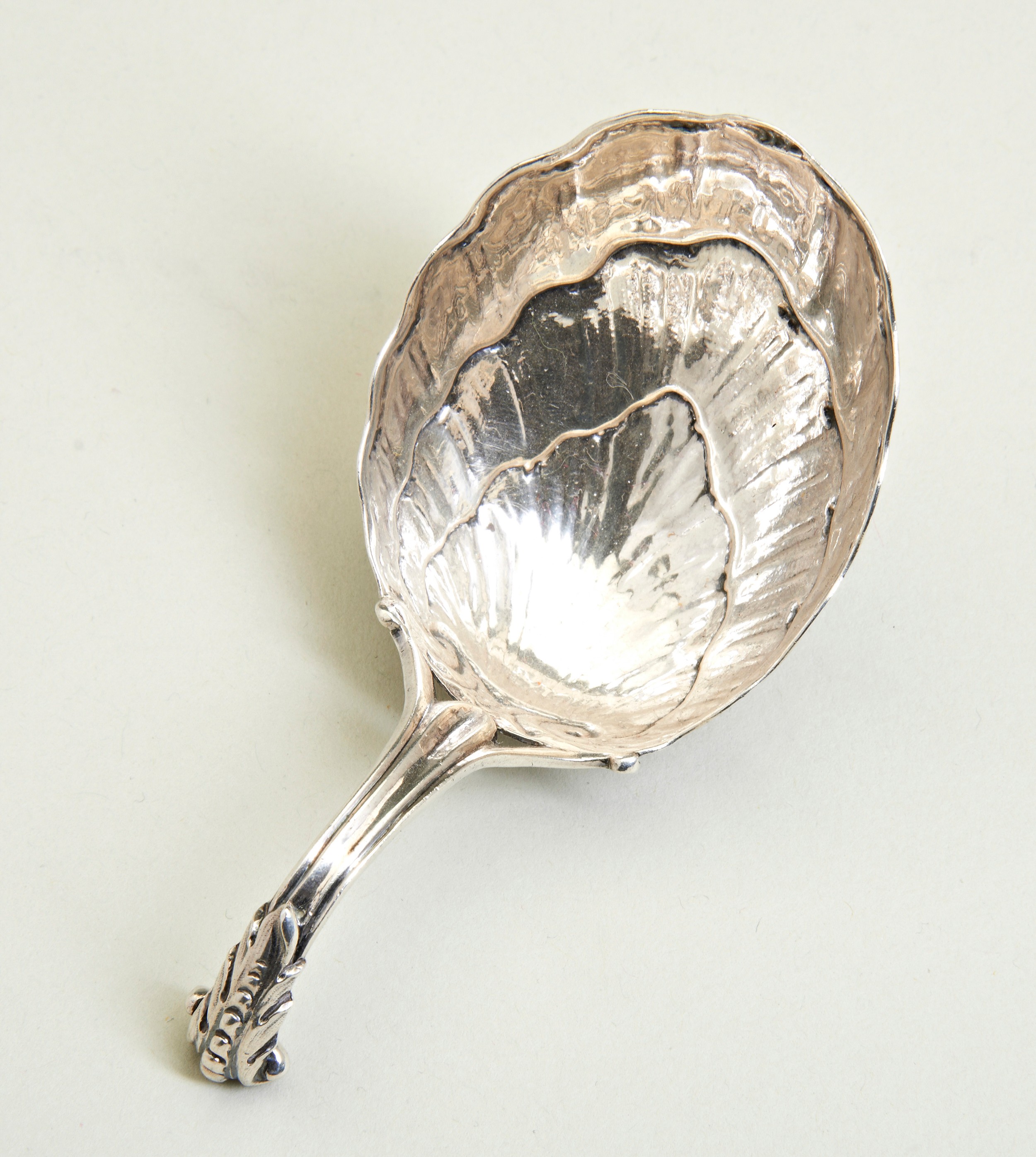 A SHELL BOWL CADDY SPOON, POSSIBLY DUTCH C.1770. A rather large caddy spoon with a curved acanthus - Image 2 of 3
