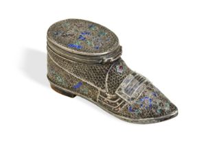 A FILIGREE SNUFF BOX IN THE FORM OF A SHOE, CHINESE, C.1730. A silver snuff box with enamelled