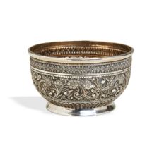 AN ANGLO-INDIAN EMBOSSED AND CHASED SUGAR BOWL, C.1880. A well made and finely chased & embossed