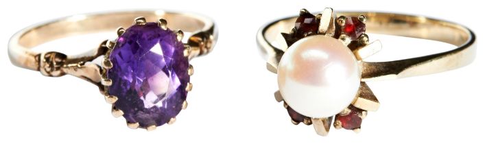 A CULTURED PEARL RING the single cultured pearl set above a bezel of circular-cut garnets, each