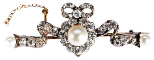 A LATE VICTORIAN DIAMOND, PEARL AND GOLD BROOCH, CIRCA 1890 the central half pearl within a heart
