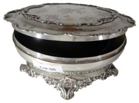 A SILVER OVAL JEWEL CASKET WILLIAM COMYNS, 1905, 397 grams **PLEASE NOTE: THIS AUCTION IS IN HONG