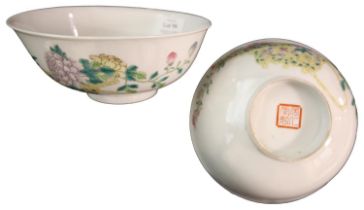 A PAIR OF CHINESE FAMILLE ROSE PORCELAIN BOWLS, LATE 19TH / EARLY 20TH CENTURY, 17cm diam **PLEASE