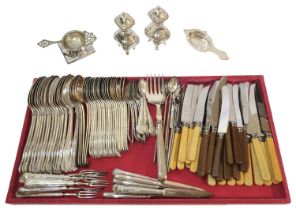 A LARGE COLLECTION OF PLATED FLATWARE COMPRISING SPOONS / KNIVES / FORKS AND TABLE WARE (A LOT) **