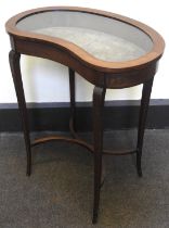A GEORGE III MAHOGANY BIJOUTERIE TABLE, CIRCA 1820, kidney shape form with line inlay, the glass