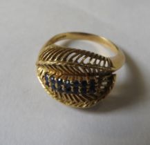 AN 18CT GOLD SAPPHIRE SET RING, the two rows of sapphire chips set within an unusual reticulated