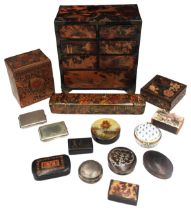 A COLLECTION OF 19TH CENTURY / 20TH CENTURY SNUFF BOXES AND A TORTOISESHELL VENEER JEWELLERY