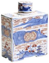 A LARGE CHINESE IMARI COVERED TEA CADDY QING DYNASTY, 18TH CENTURY the square sides decorated with