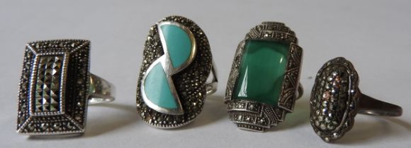 A GROUP OF FOUR VINTAGE ART DECO SILVER RINGS, set with enamel and marciste