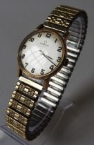 AN OMEGA 9CT GOLD CASED LADIES WRISTWATCH, 20 mm champagne colour inscribed dial with Arabic