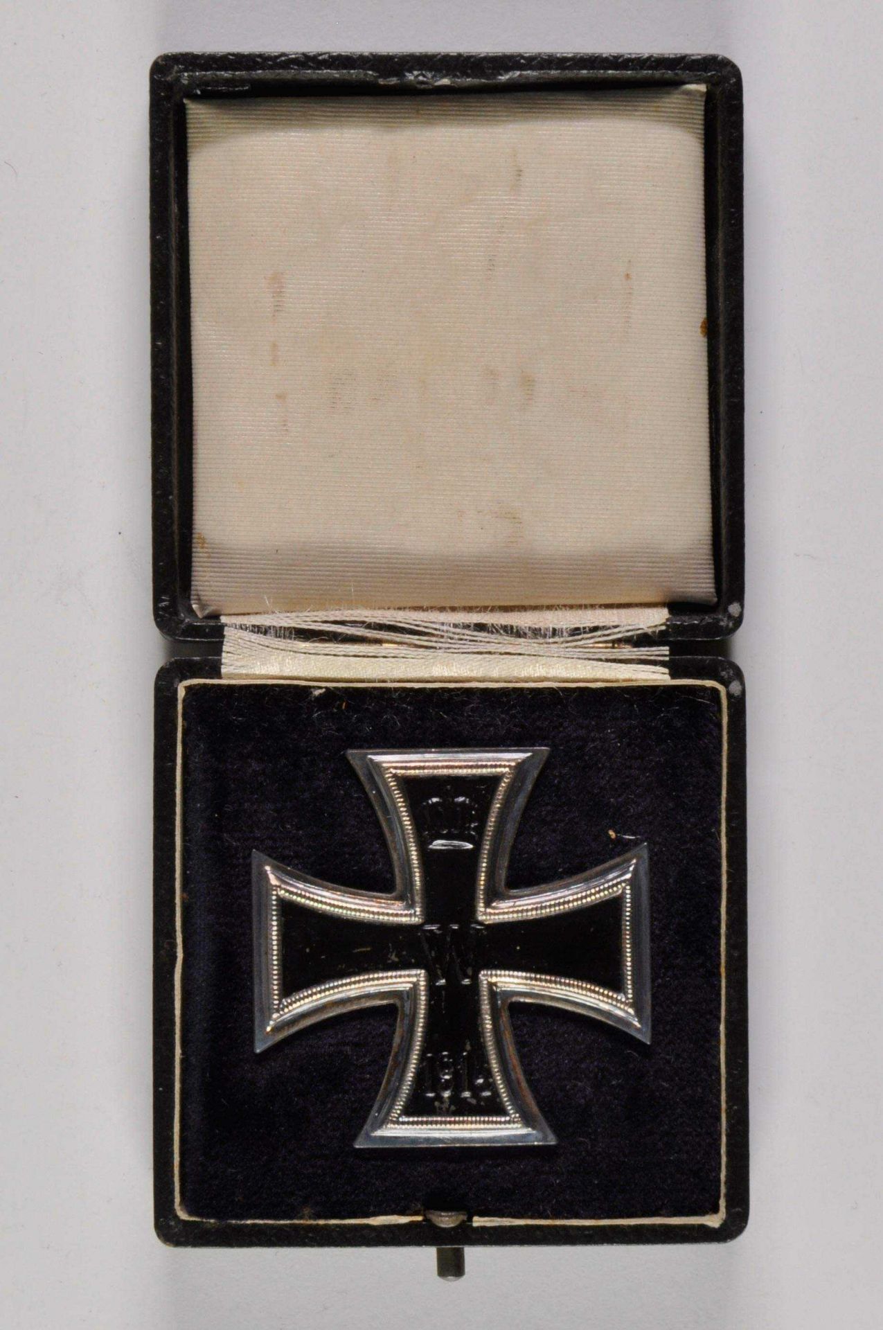 Preußen, Eisernes Kreuz 1914, 1. Klasse, flache Form, unter Nadelhaken \KO\, im schwarzen Verleihung