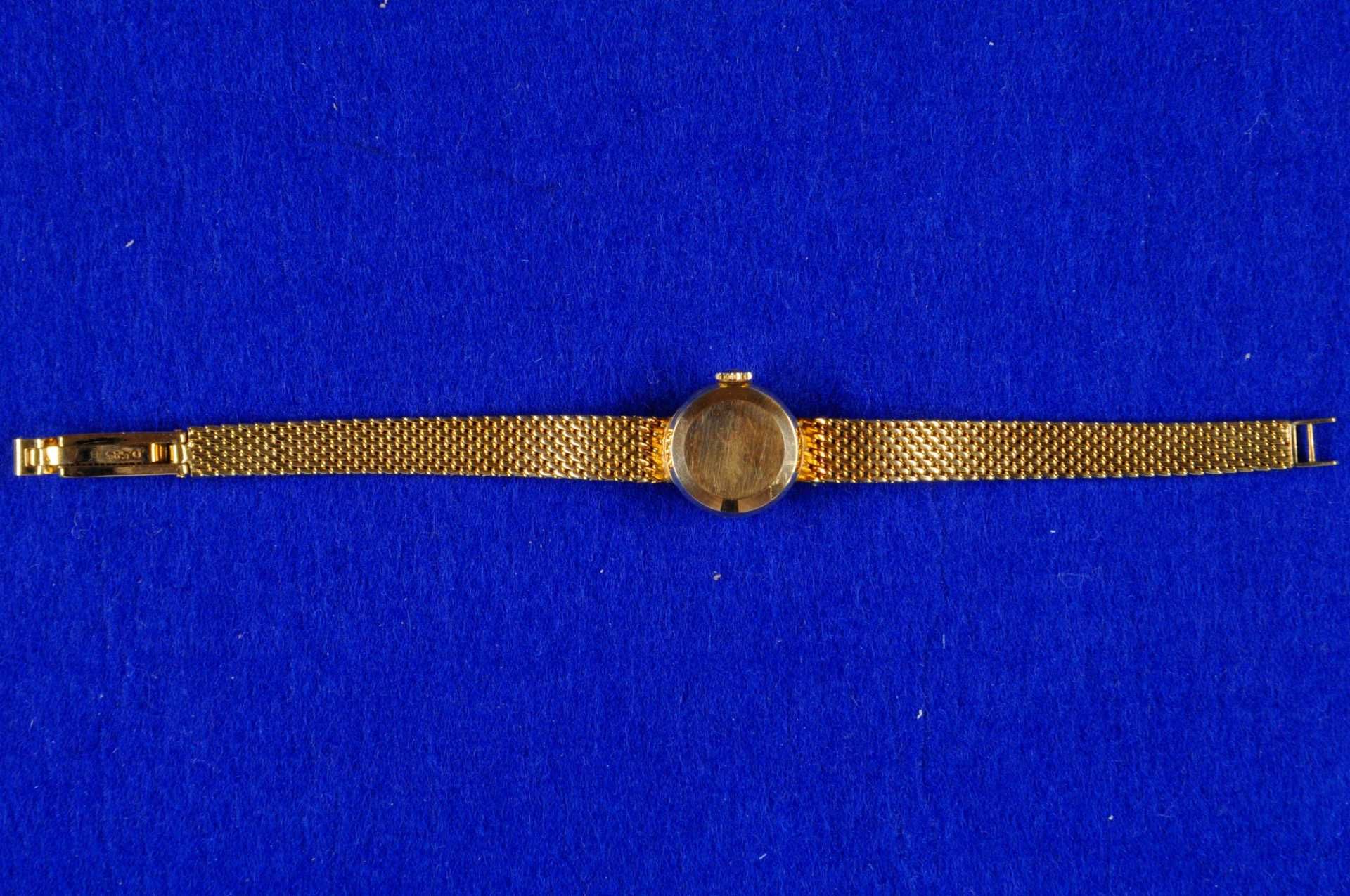 Zierliche Tissot Damenarmbanduhr. Ca. 17mm, Handaufzug. Silberfarbenes Ziffernblatt mit schwarzen In - Bild 2 aus 2