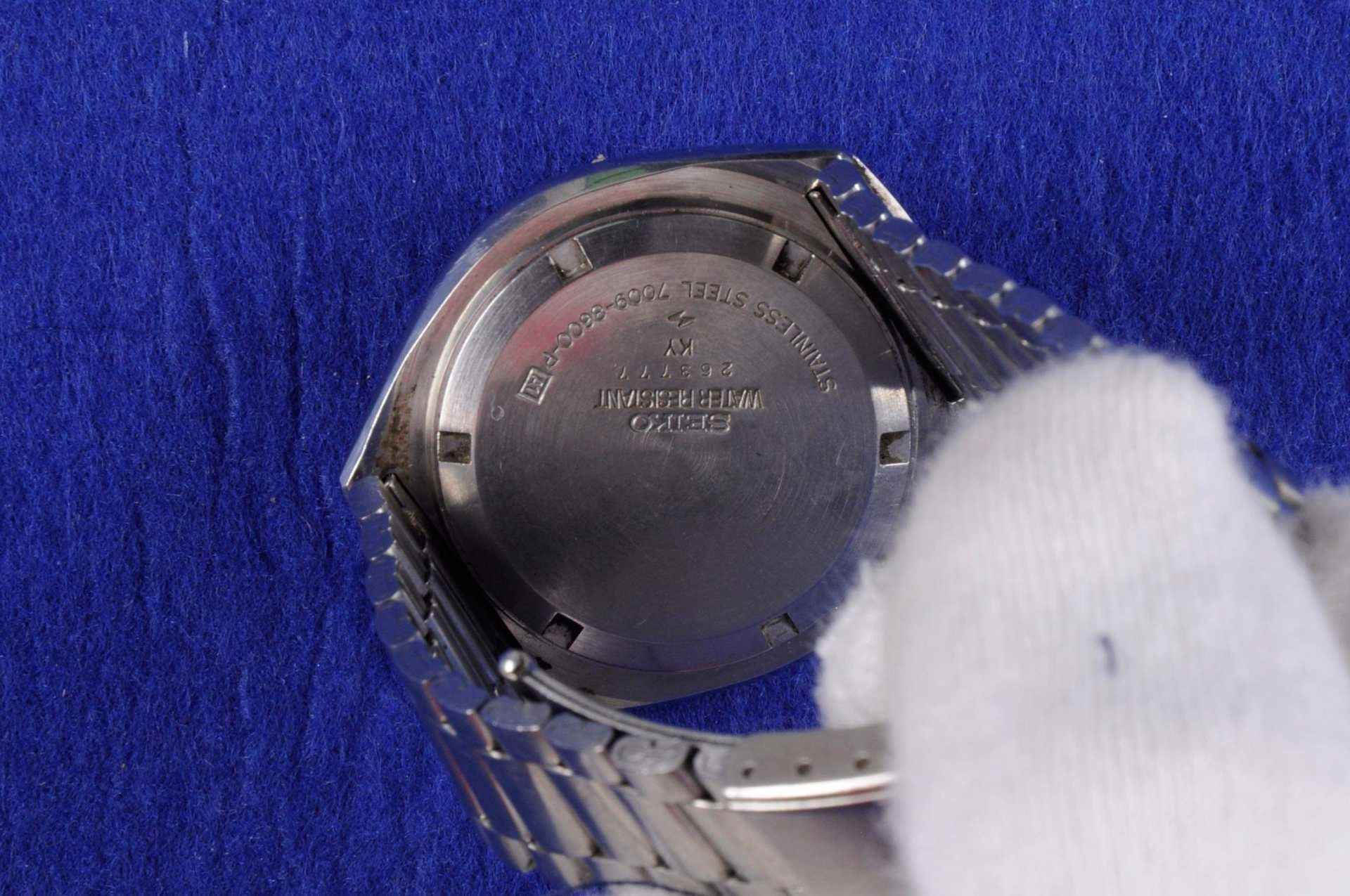 Seiko 5 Herren Armbanduhr. Ca. 38mm, Edelstahl, Automatik. Silberfarbenes Ziffernblatt, mit schwarze - Bild 2 aus 2