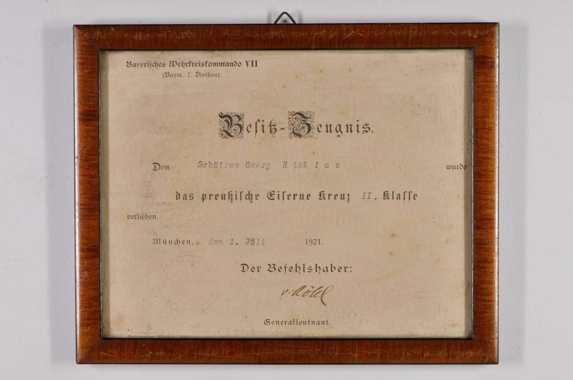 Preußen, Eisernes Kreuz 1914 2. Klasse am Band mit Besitz-Zeugnis, datiert München 1. Juli 1921, Bes
