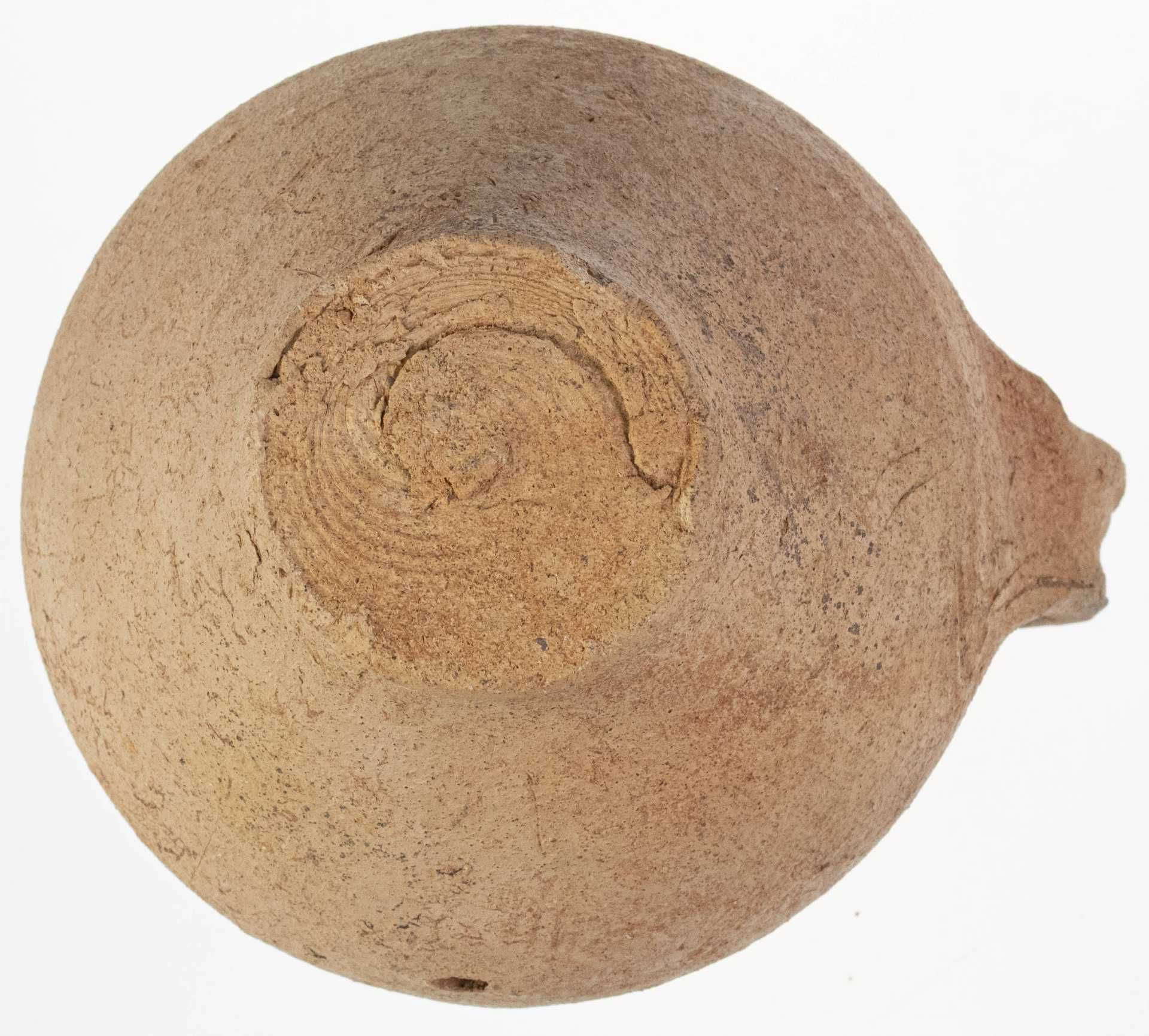 Einhenkliger Krug aus gelbbraunem Ton, kleine Fehlstellen am Rand und Körper, Höhe ca. 12,5 cm, Durc - Bild 2 aus 2