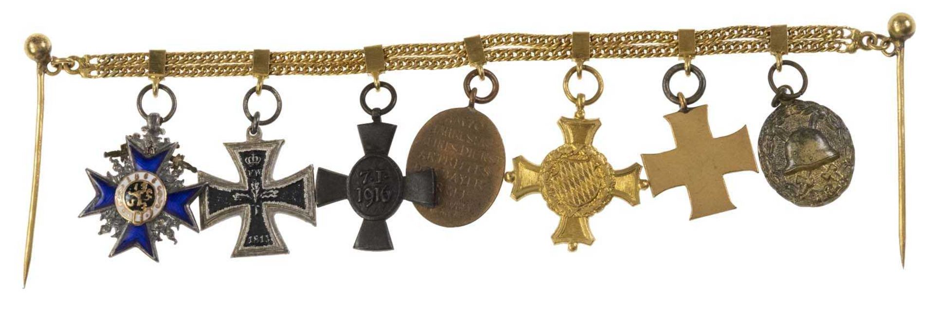 20.710 g. siebenteilige Miniatur mit EK II, herrliche Juweliersarbeit an goldfarbenem Kettchen mit P