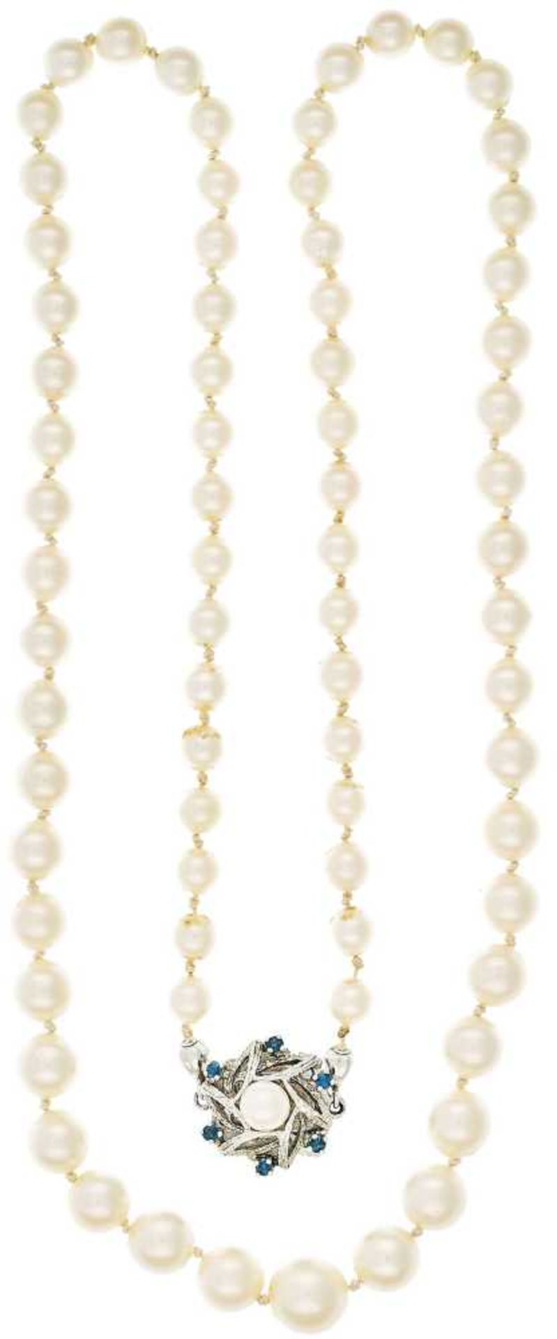 Akoya pearl chain from 74 saltwater pearls in the course of with beautiful yellow rose chandelier, D