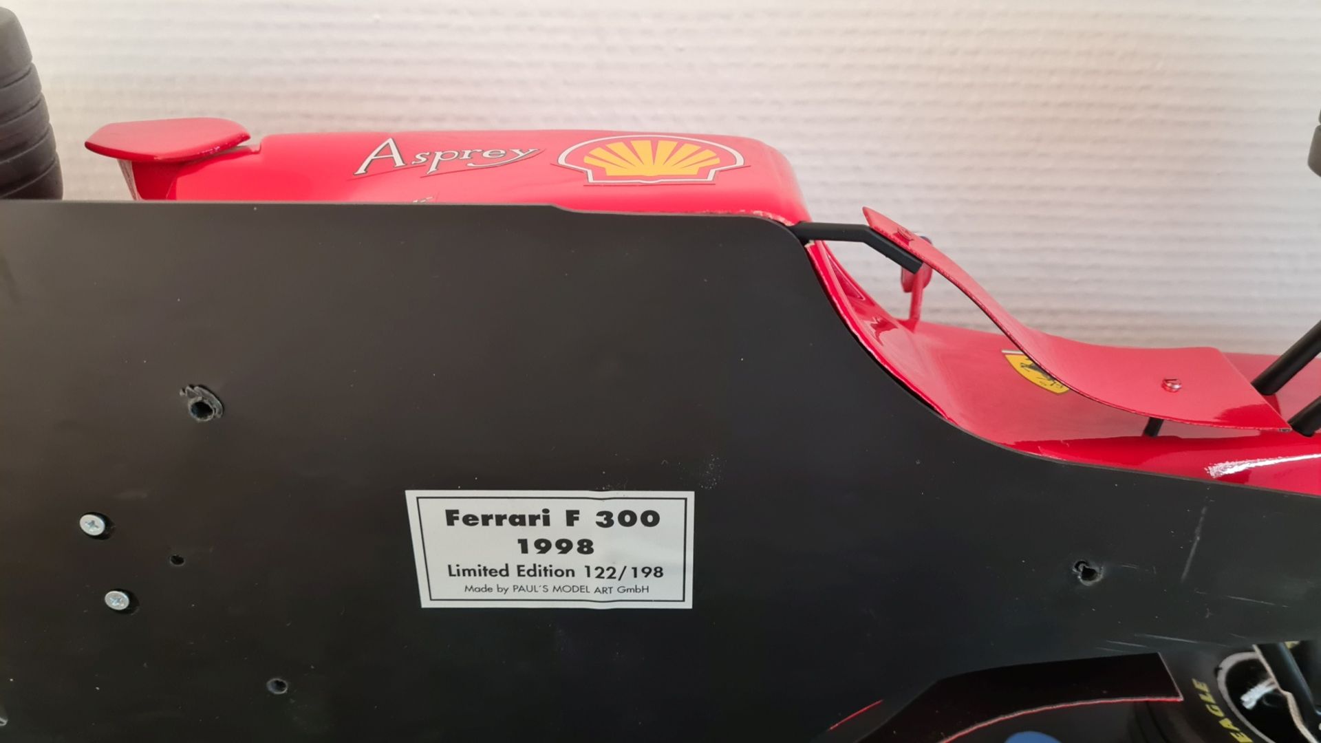 1998, FERRARI F 300 im Großmaßstab 1:8, Fahrer Michael Schumacher, Start Nr. 3, limitierte Auflage 1 - Bild 5 aus 6