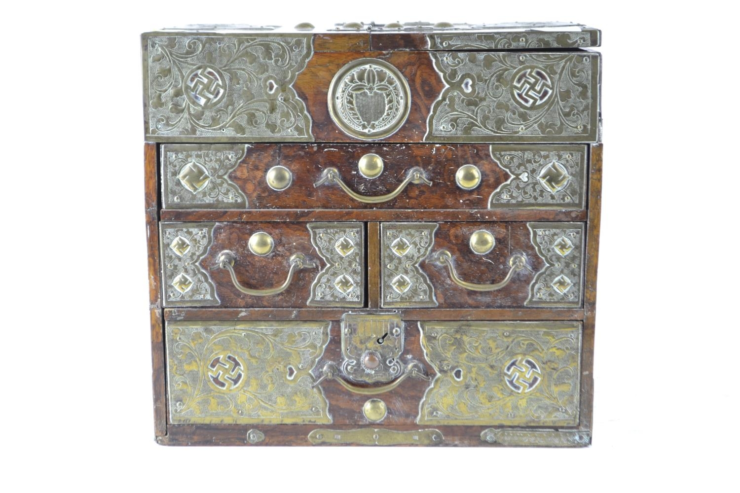 Small Asian four drawer cabinet with ornate pressed brass banding and lift up top H30cm W35.5 D23.5c - Image 2 of 5