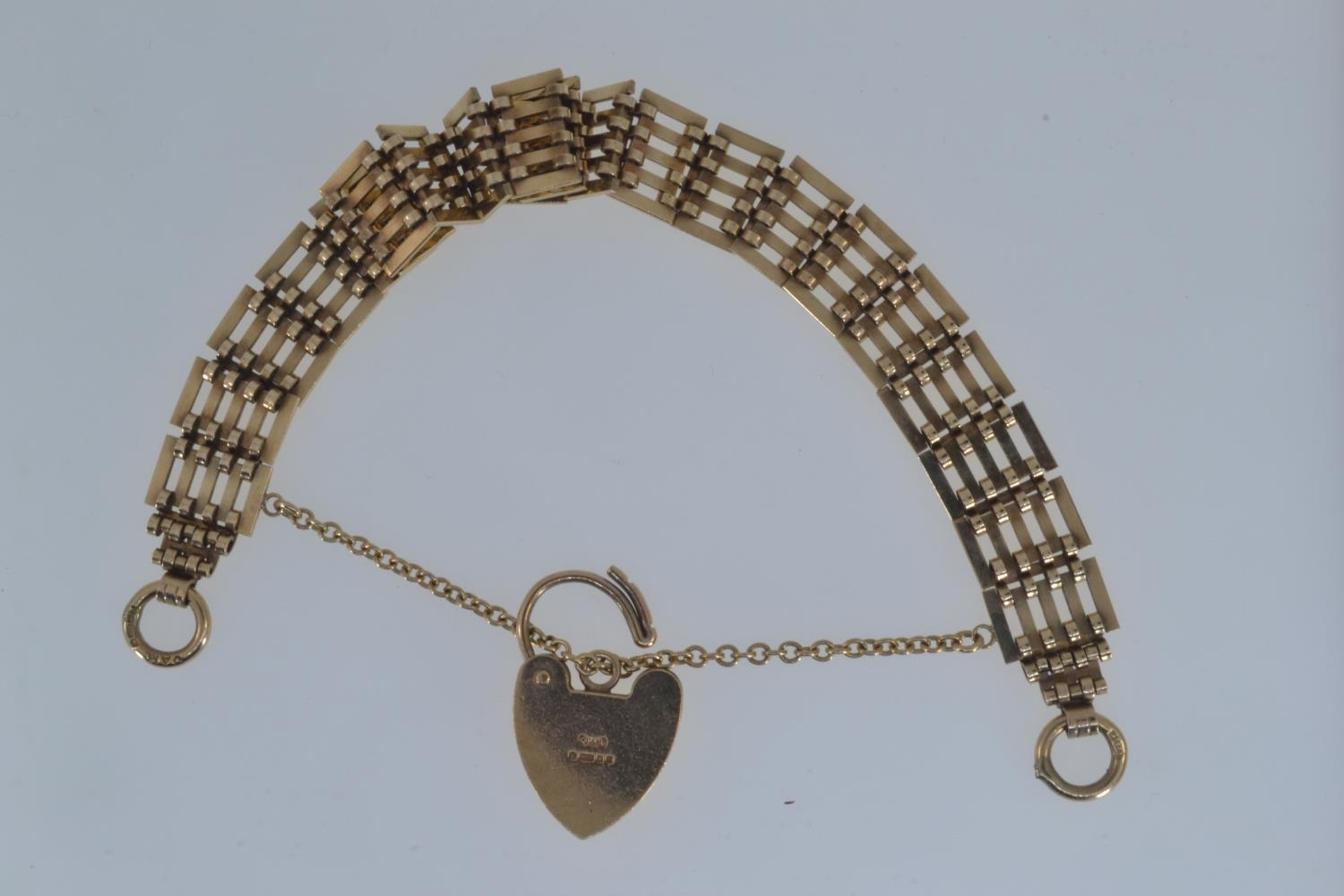 9ct gold gate link bracelet with a heart-shaped padlock clasp, hallmarked London, 15.5 grams - Image 2 of 3
