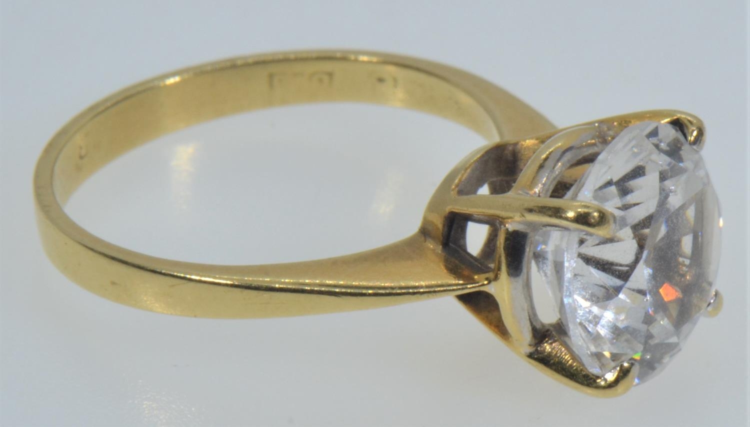 18ct gold & white stone solitaire ring, size P, gross weight 5.2 grams  - Image 3 of 4