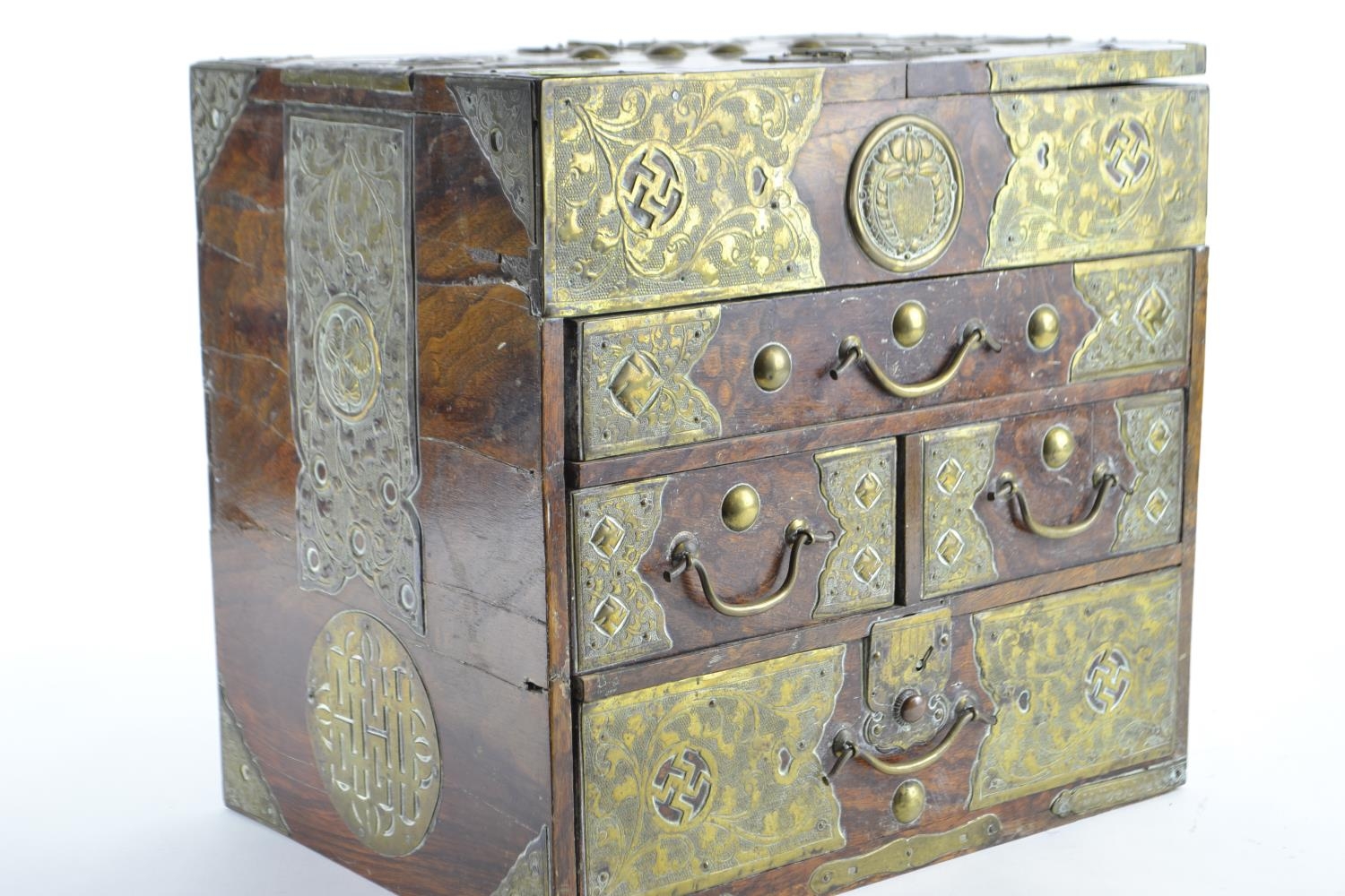 Small Asian four drawer cabinet with ornate pressed brass banding and lift up top H30cm W35.5 D23.5c - Image 3 of 5