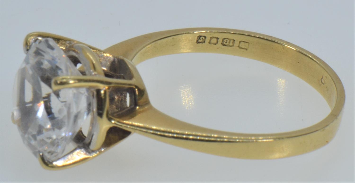 18ct gold & white stone solitaire ring, size P, gross weight 5.2 grams  - Image 4 of 4