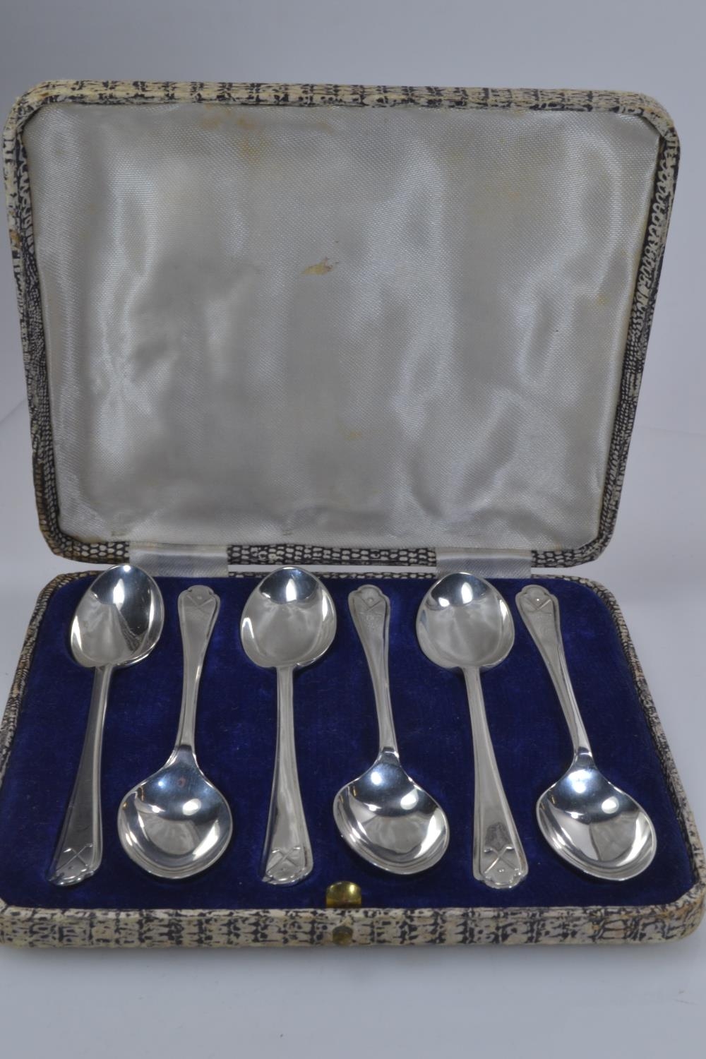 Set of six coffee spoons with crossed golf clubs & ball terminals, Walker & Hall, Sheffield 1933, gr - Image 2 of 3