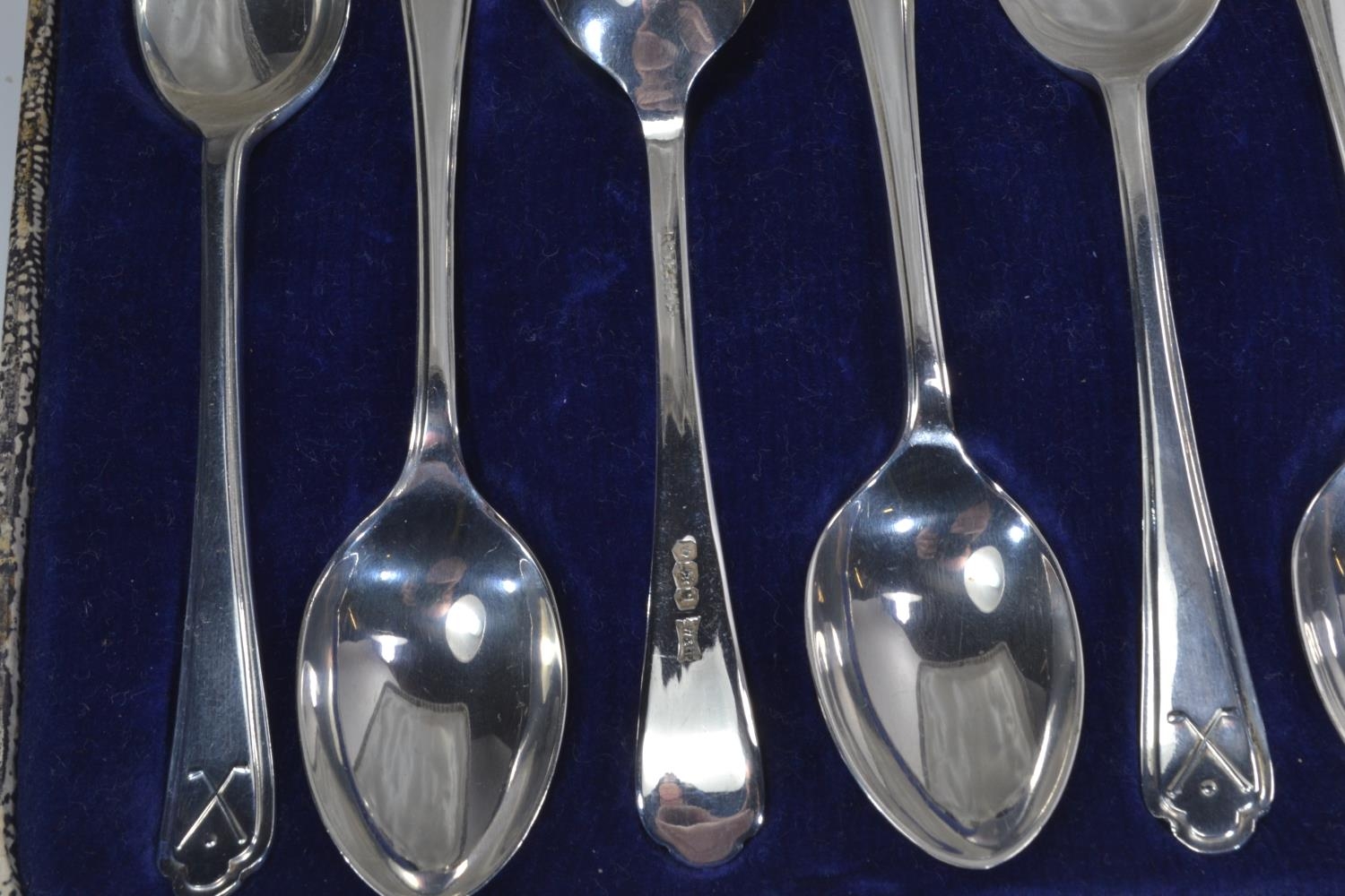 Set of six coffee spoons with crossed golf clubs & ball terminals, Walker & Hall, Sheffield 1933, gr - Image 3 of 3