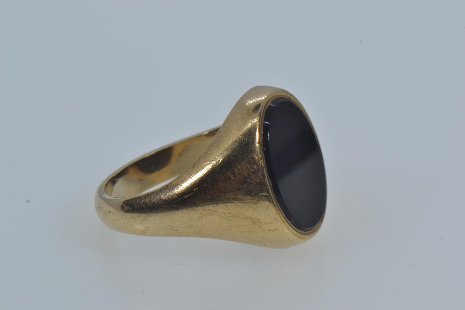 9ct gold & black onyx signet ring, hallmarked Birmingham 1977, size V, gross weight 10.95 grams  - Image 4 of 5