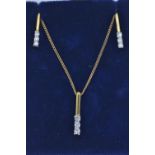 18ct gold and diamond pendant with chain and earrings set, gross weight 5.77 grams