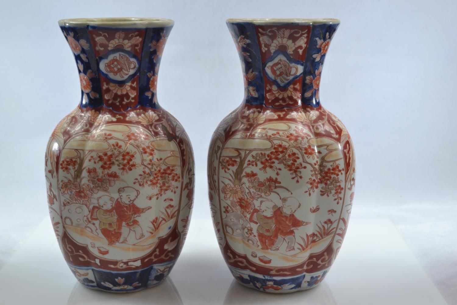 Pair of Japanese Imari vases decorated with figures and foliage, height 25cm, dia. approx. 14cm  - Image 3 of 5