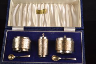 Silver three piece textured silver cruet set, Deakin & Francis Ltd, Birmingham 1974-76, with salt an