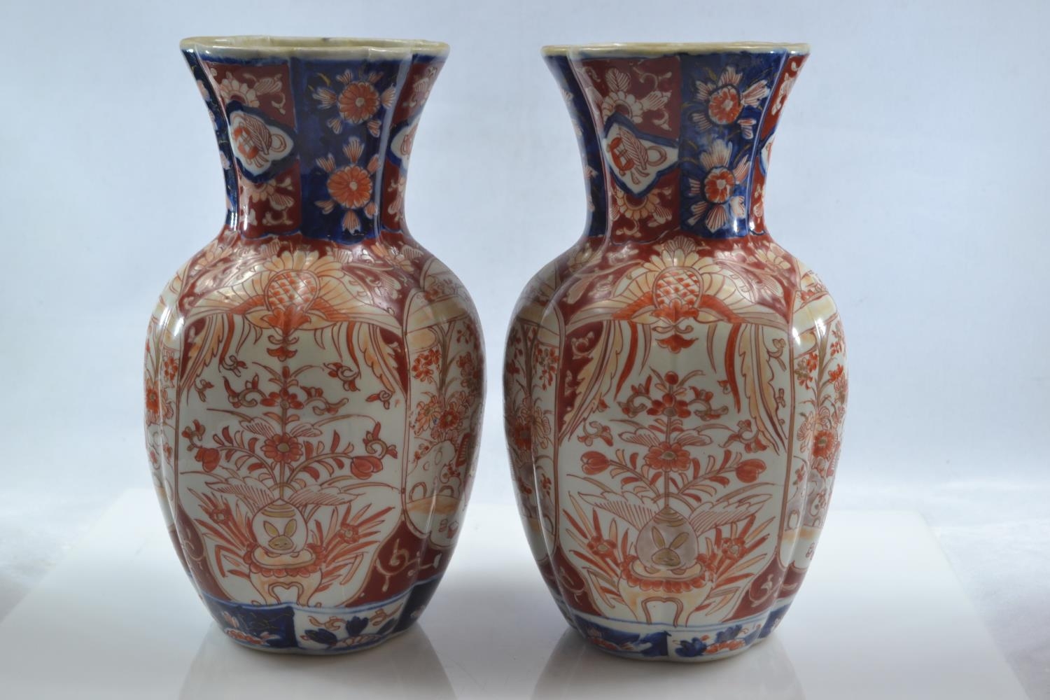 Pair of Japanese Imari vases decorated with figures and foliage, height 25cm, dia. approx. 14cm  - Image 2 of 5