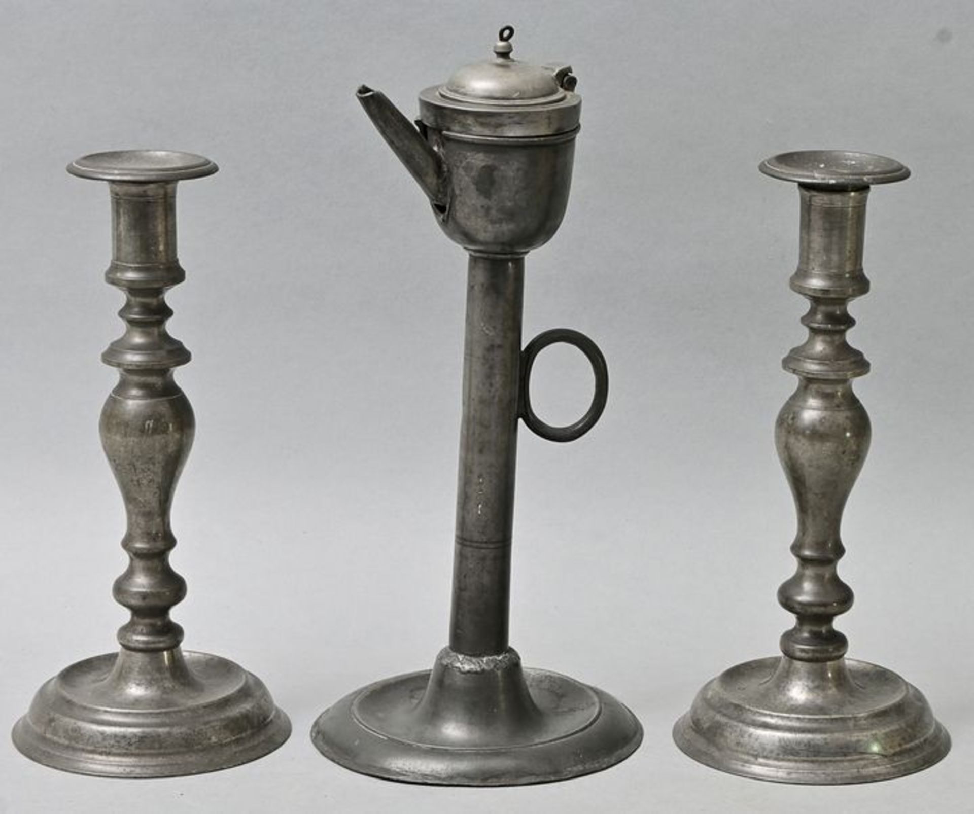 Zinn-Leuchterpaar und Öllampe/ candleholder and oil lamp