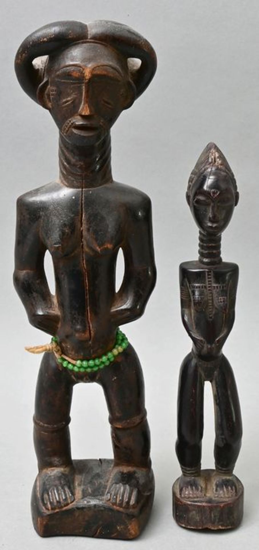 Zwei weibliche Figuren/ two female statuettes