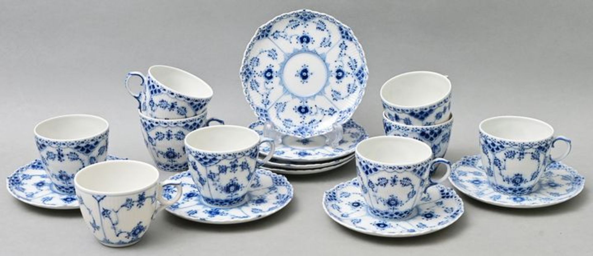 Acht Tassen mit Untertassen/ cups with saucers
